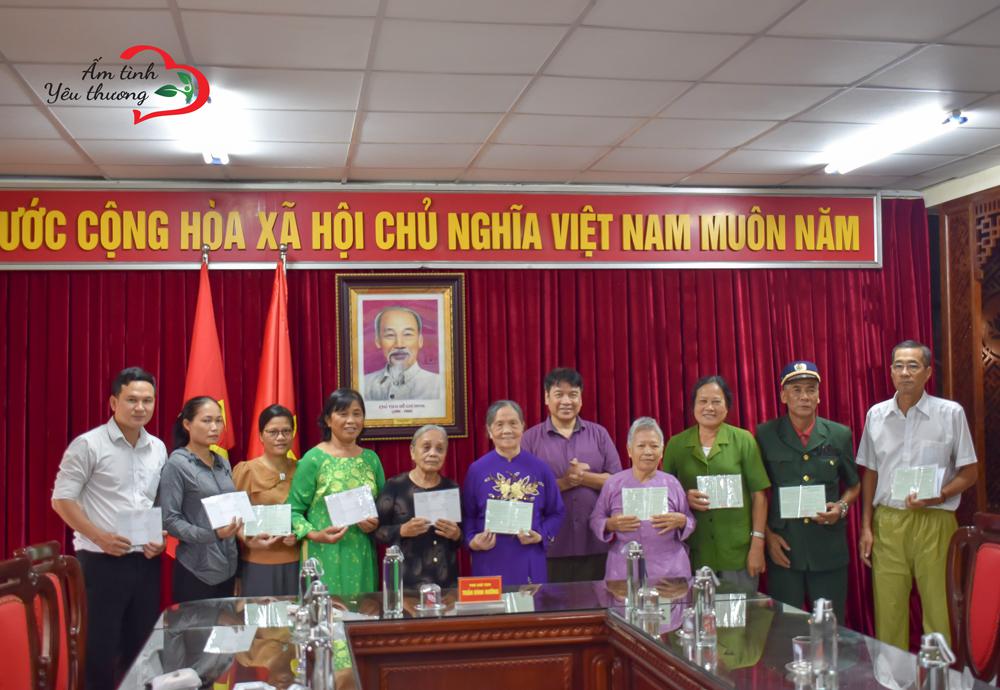 CLB THIỆN NGUYỆN ẤM TÌNH YÊU THƯƠNG PHỐI HỢP HỘI HỖ TRỢ GIA ĐÌNH LIỆT SĨ VIỆT NAM LÀM SỔ TIẾT KIỆM CHO 10 GIA ĐÌNH LIỆT SĨ