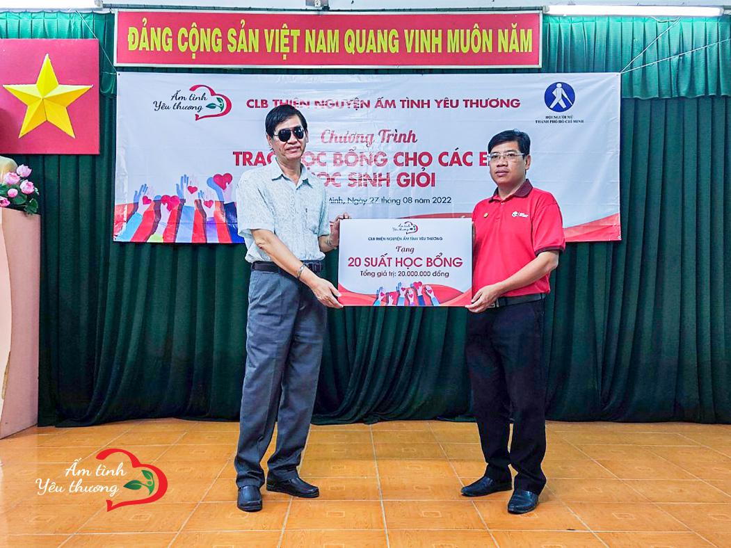 CLB THIỆN NGUYỆN ẤM TÌNH YÊU THƯƠNG TRAO TẶNG 20 SUẤT HỌC BỔNG CHO HỘI NGƯỜI MÙ TP.HCM