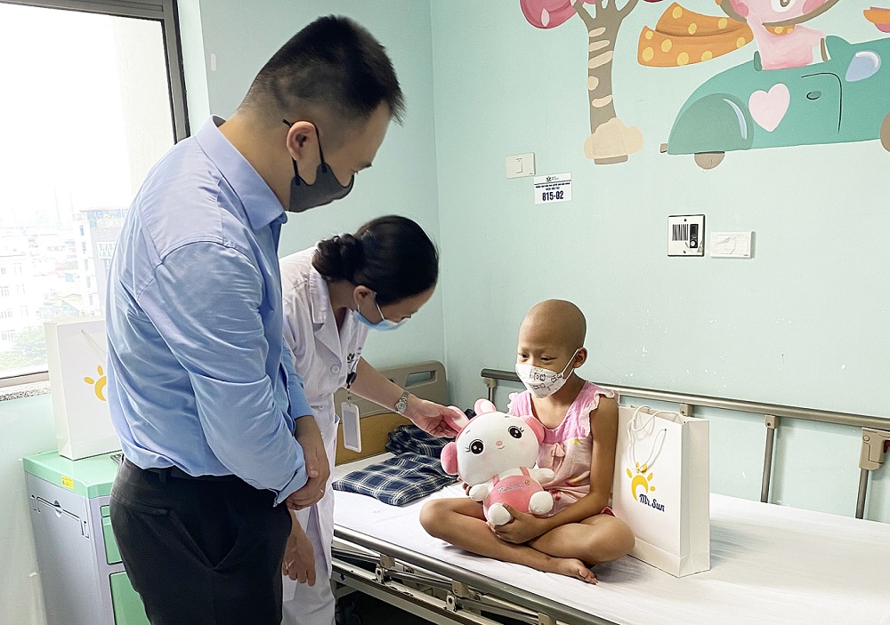 TÀI TRỢ 300 TRIỆU ĐỒNG CHO BỆNH NHI UNG THƯ