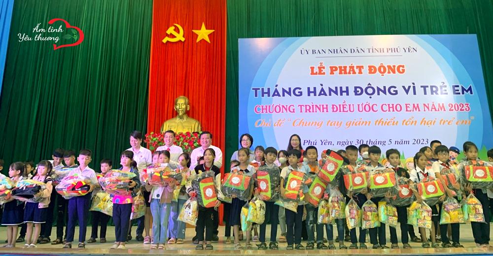 CLB THIỆN NGUYỆN ẤM TÌNH YÊU THƯƠNG TRAO TẶNG CẶP PHAO CỨU SINH CHO TRẺ EM HUYỆN TÂY HÒA TỈNH PHÚ YÊN