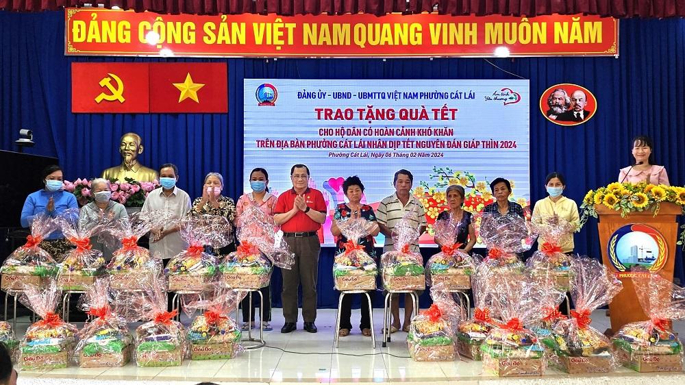 CLB THIỆN NGUYỆN ẤM TÌNH YÊU THƯƠNG TẶNG QUÀ TẾT CHO NGƯỜI NGHÈO PHƯỜNG CÁT LÁI