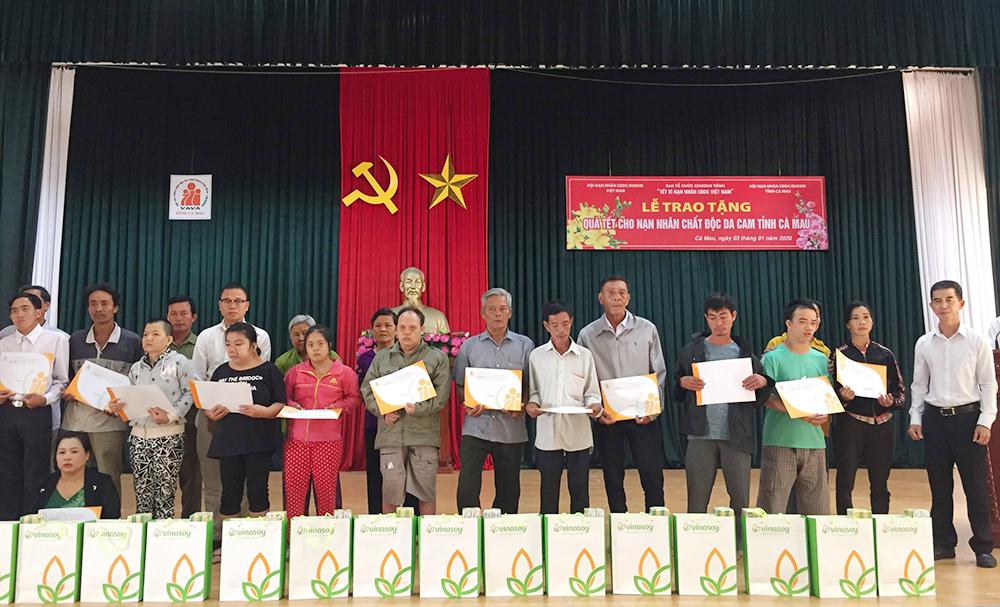 CÔNG TY SCC TẶNG QUÀ TẾT CHO NẠN NHÂN CHẤT ĐỘC DA CAM